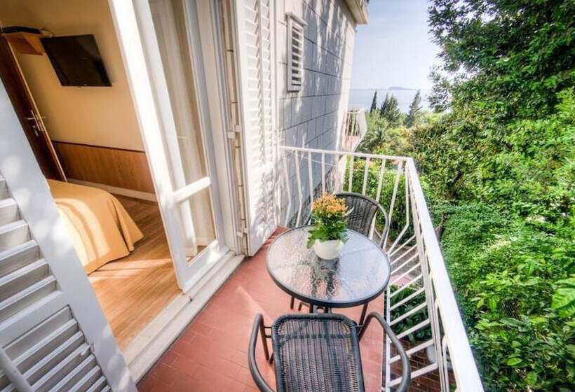 اتاق سوپریور با چشم‌انداز جانبی دریا, Guest House Villa Nina