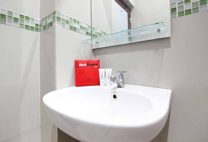 חדר אקונומי, Reddoorz Plus @ Timoho
