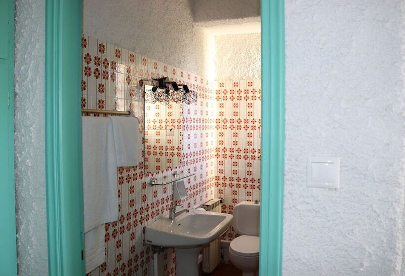 Полулюкс с Балконом, The Bongos   Socially Conscious Rooms, Part Of The Room Rate Goes To Charity