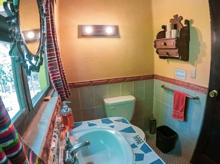 سوییت لوکس, La Iguana Perdida   Hostel