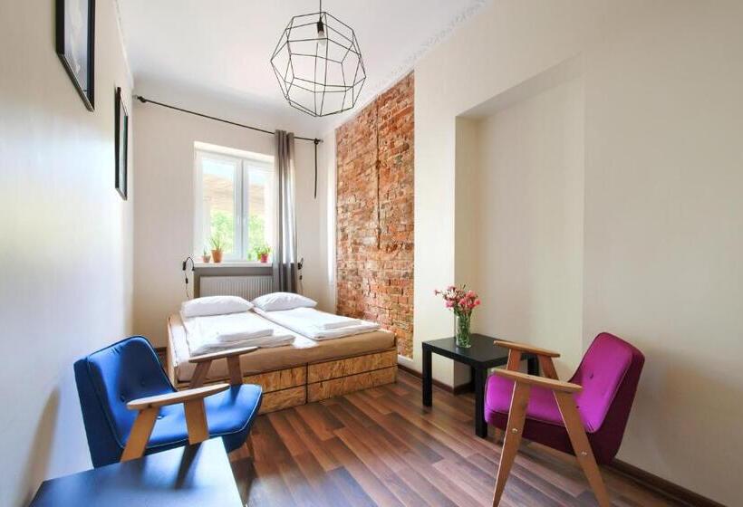 اتاق استاندارد با سرویس بهداشتی مشترک, Lull Hostel