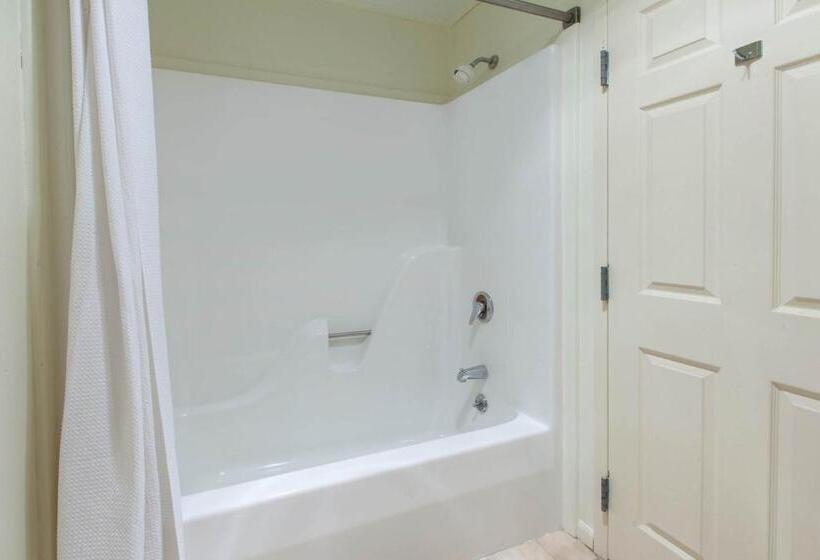 חדר סטנדרט עם מרפסת, Apple Tree Inn; Surestay Collection By Best Western