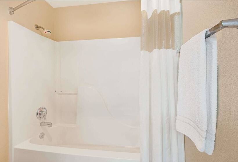 Люкс, Days Inn & Suites By Wyndham Kansas City   Chiefs Arrowhead Stadium