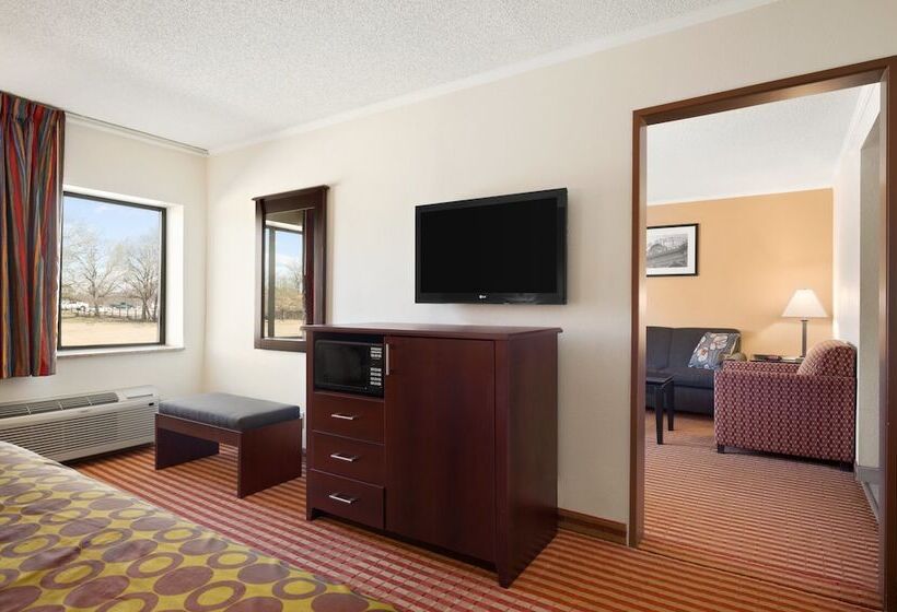 Люкс, Days Inn & Suites By Wyndham Kansas City   Chiefs Arrowhead Stadium