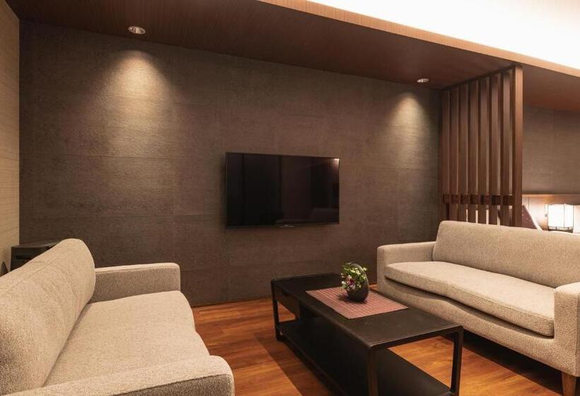 Quarto Triplo Superior, Grand Base Iolani