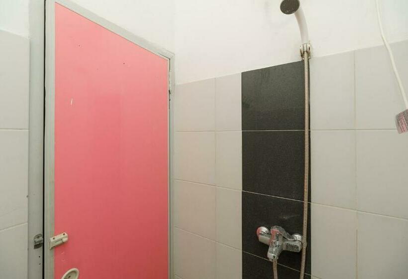 Семейный Номер, Reddoorz Syariah Near Ciledug Station