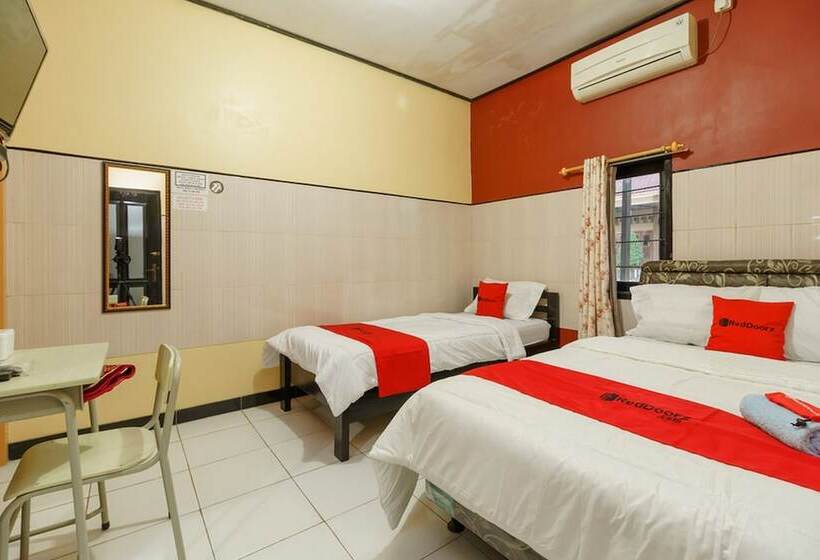 Семейный Номер, Reddoorz Syariah Near Ciledug Station