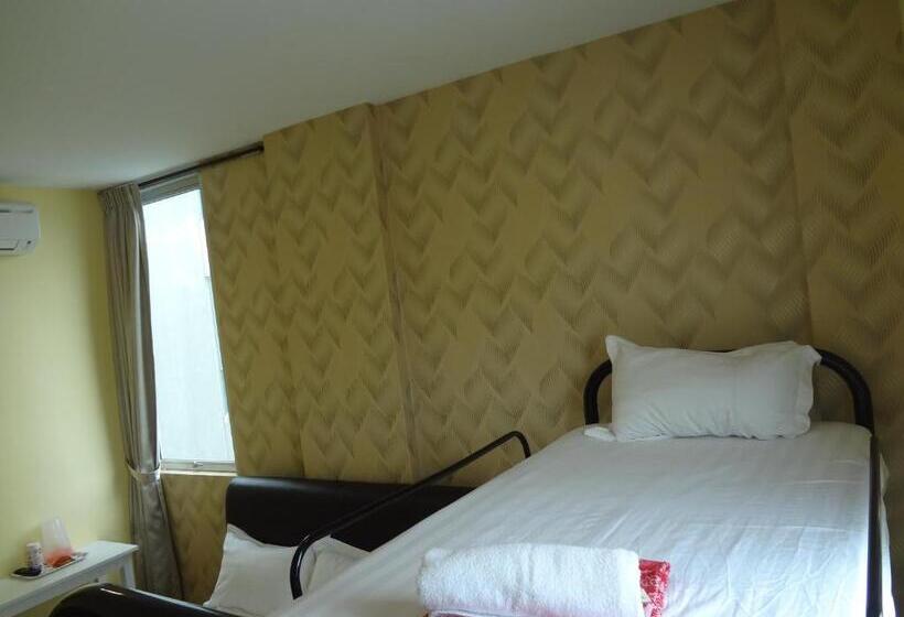 Family Suite, Comma