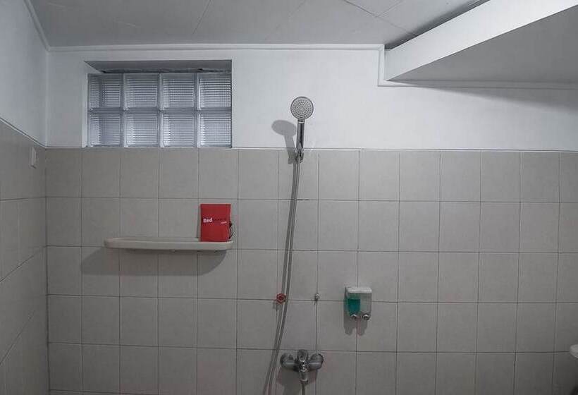 Семейный Номер, Reddoorz Plus Near Museum Geologi Bandung
