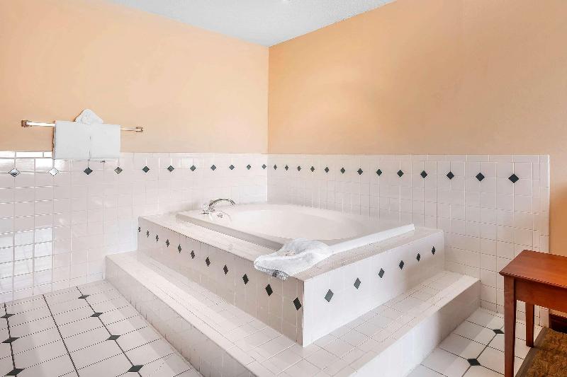 سوئیت با تخت بزرگ, Quality Inn & Suites Owasso Us 169