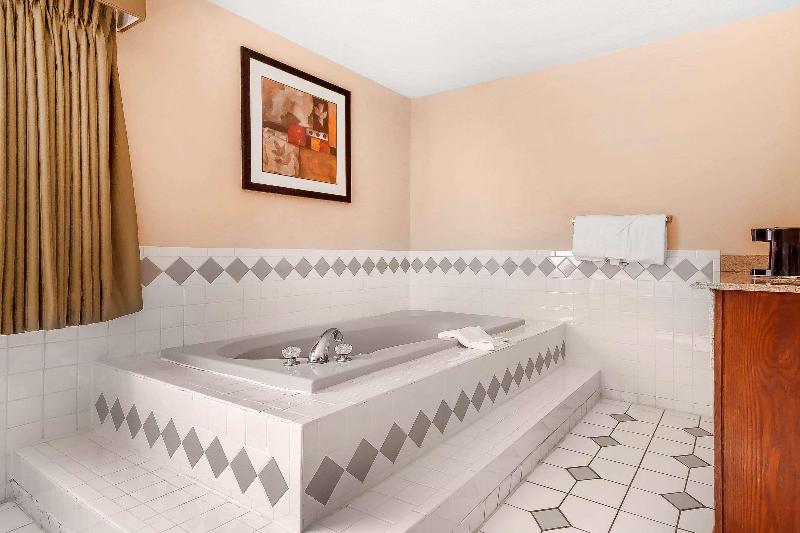 سوئیت با تخت بزرگ, Quality Inn & Suites Owasso Us 169