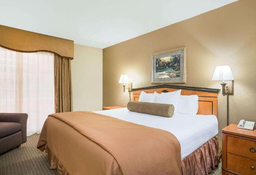 Люкс Superior 2 Спальни, Ramada By Wyndham Plymouth Hotel & Conference Center
