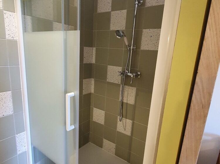 スタンダードトリプルルーム, Domaine Les Bayles   Chambres D Hôtes