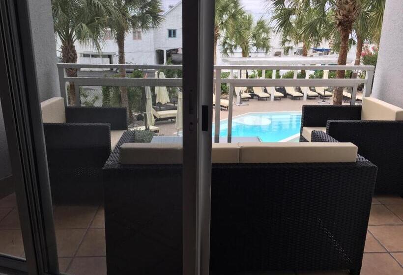 اتاق لوکس خانوادگی, The All New Grace Bay Suites