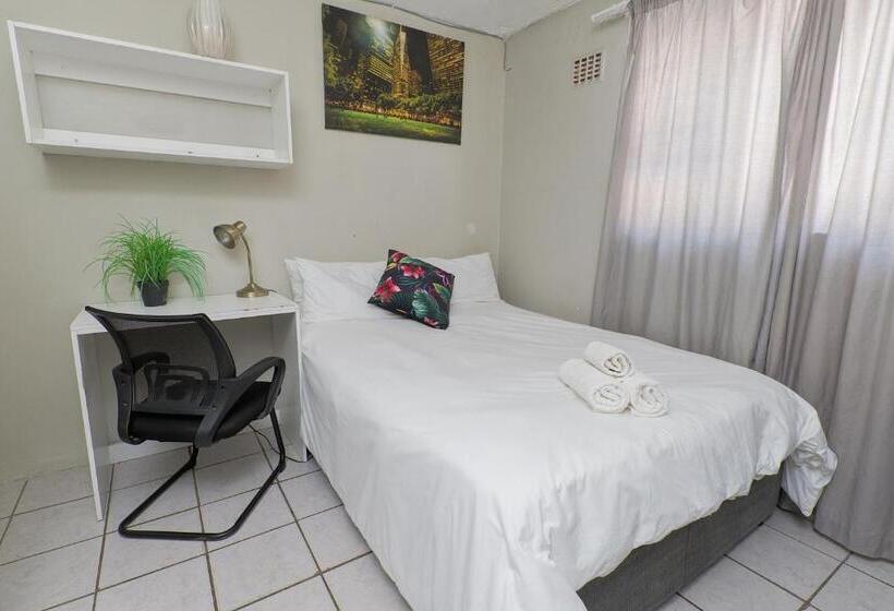 Дом 4 Спальни, Royal Palms Guest House