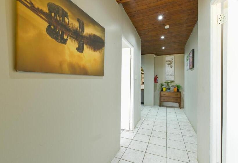Дом 4 Спальни, Royal Palms Guest House