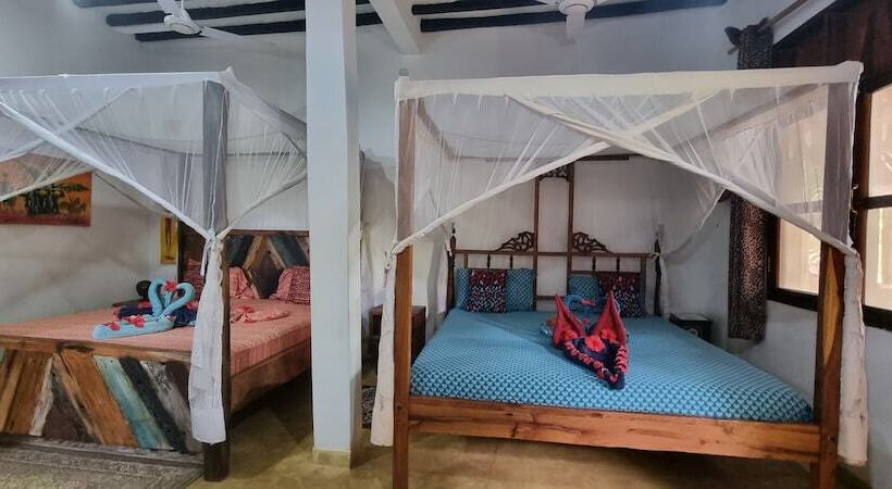 استودیو خانوادگی, Salama & Mbuyuni Bungalows