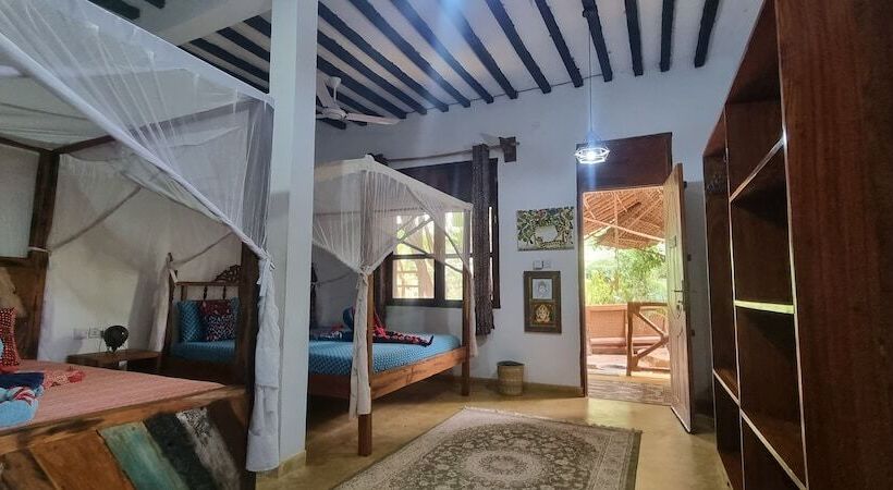 استودیو خانوادگی, Salama & Mbuyuni Bungalows