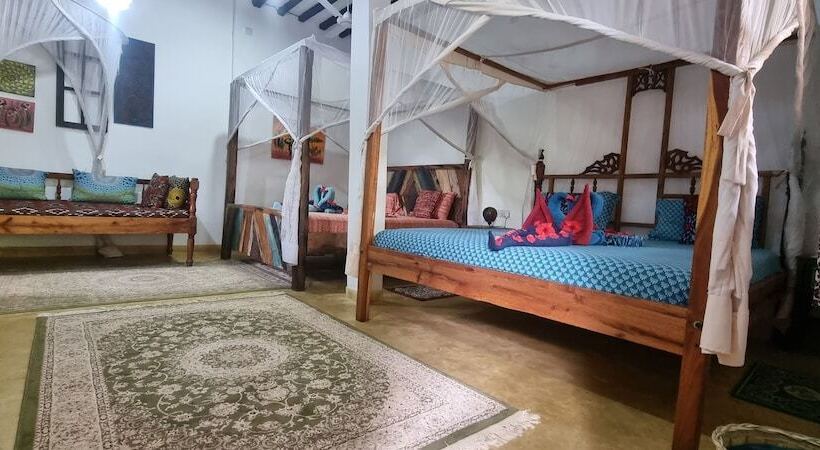 استودیو خانوادگی, Salama & Mbuyuni Bungalows
