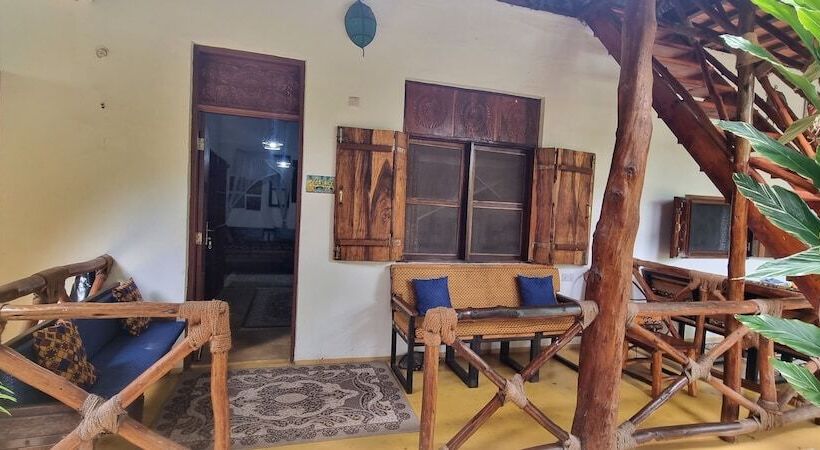 استودیو خانوادگی, Salama & Mbuyuni Bungalows