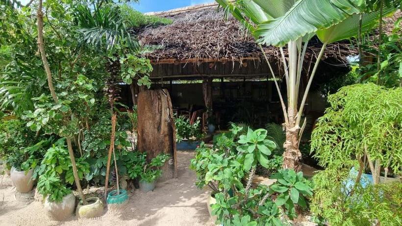 استودیو خانوادگی, Salama & Mbuyuni Bungalows