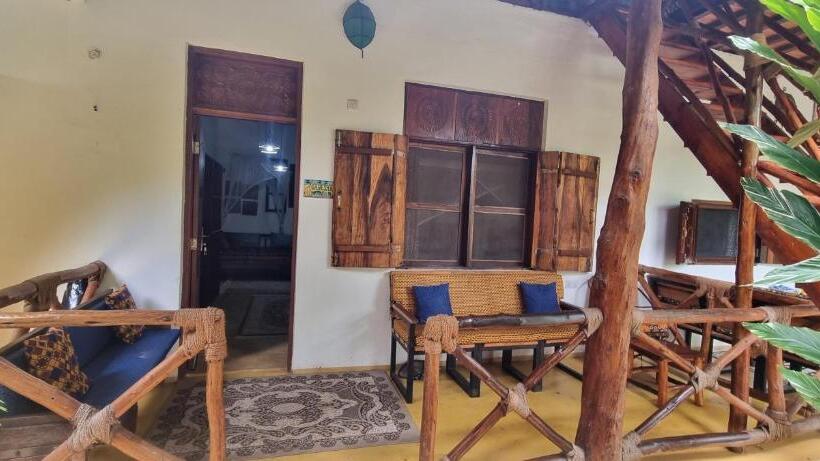 استودیو خانوادگی, Salama & Mbuyuni Bungalows