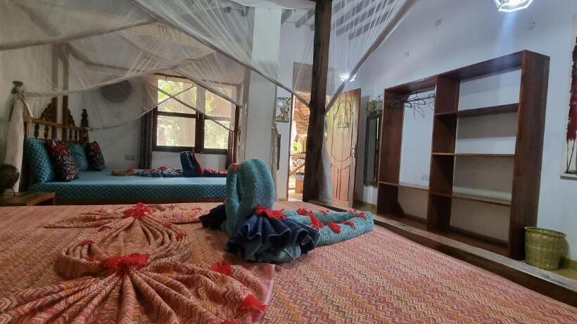 استودیو خانوادگی, Salama & Mbuyuni Bungalows