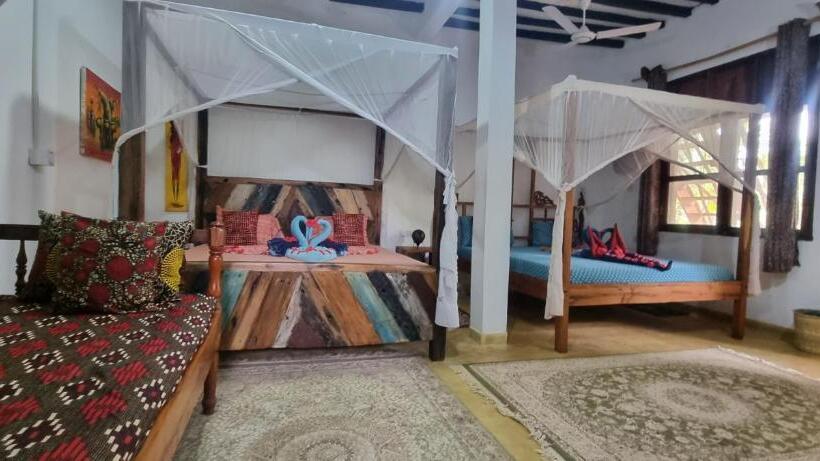 استودیو خانوادگی, Salama & Mbuyuni Bungalows