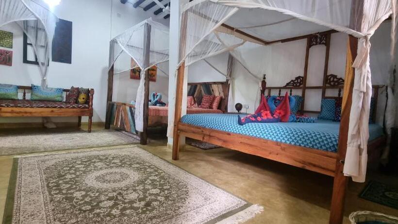 استودیو خانوادگی, Salama & Mbuyuni Bungalows
