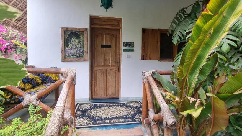 استودیو خانوادگی, Salama & Mbuyuni Bungalows