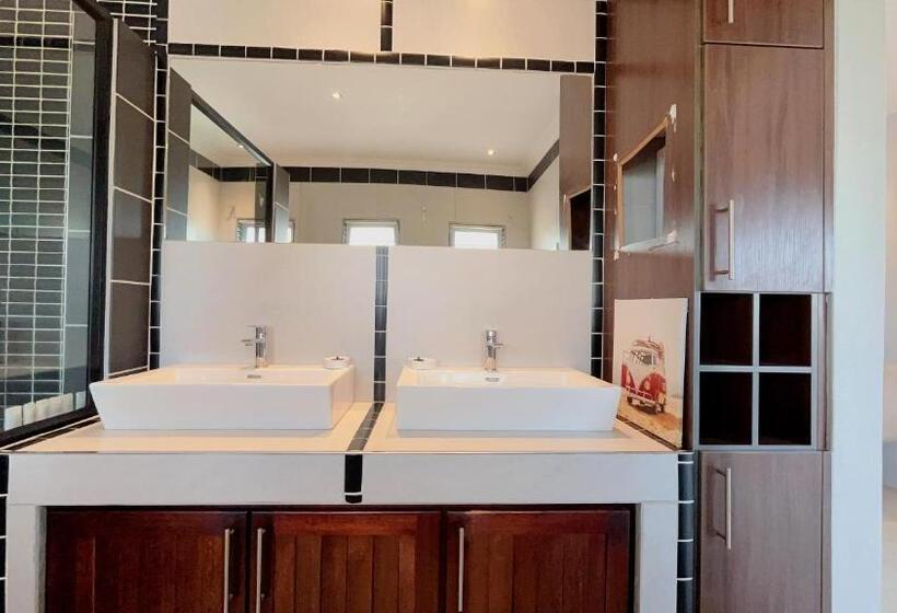 اتاق لوکس با بالکن و چشم‌انداز دریا, Niche Guesthouse