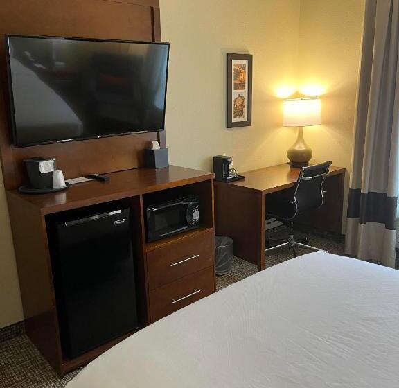 اتاق استاندارد با تخت دو نفره بزرگ برای معلولان, Wingate By Wyndham Pittsburgh West Mifflin
