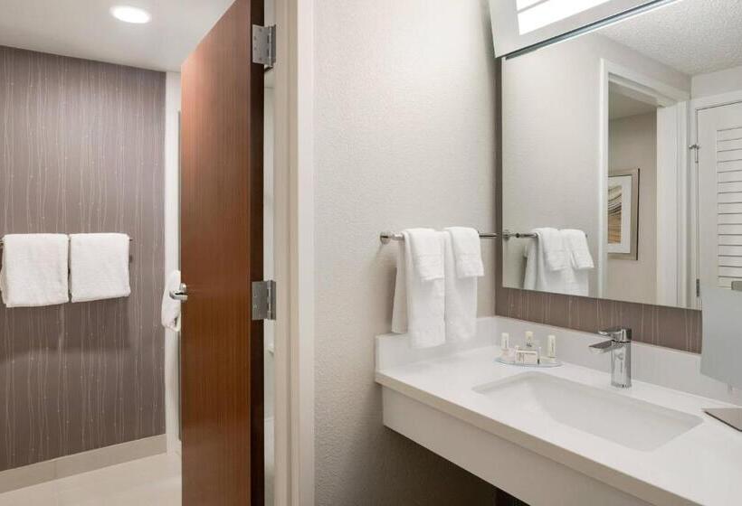 스위트 킹사이즈 침대, Courtyard Tupelo