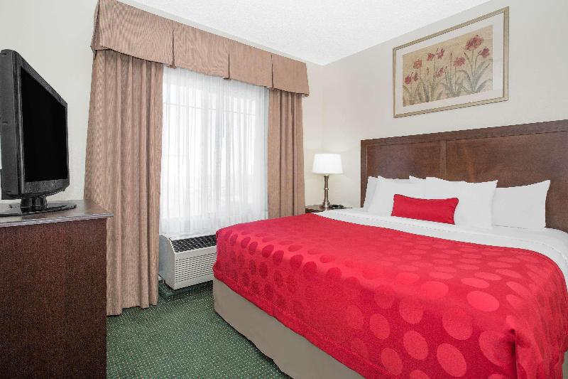 מיטת קינג בסוויטה, Ramada By Wyndham Denver International Airport