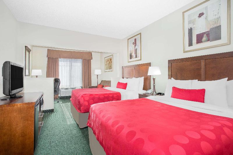מיטת קינג בסוויטה, Ramada By Wyndham Denver International Airport