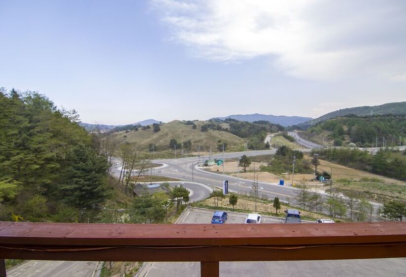سوییت لوکس, Hyundai Elliot Hotel And Resort