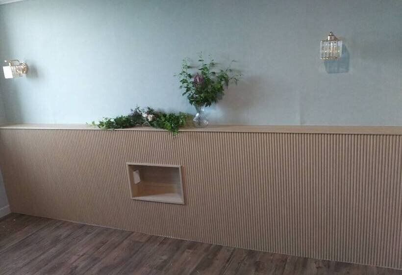 سوییت لوکس, Hyundai Elliot Hotel And Resort