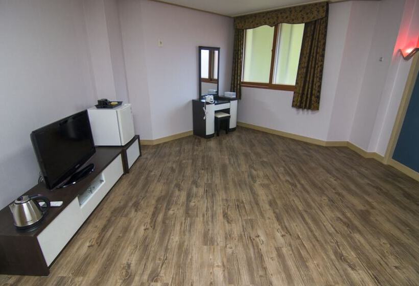 سوییت لوکس, Hyundai Elliot Hotel And Resort