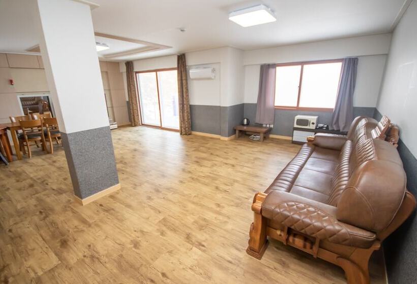 ویلای 4 خوابه, Hyundai Elliot Hotel And Resort
