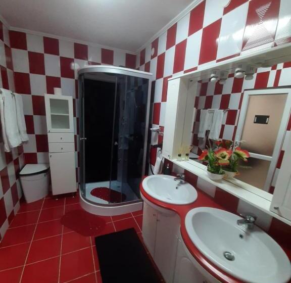 اتاق لوکس, Amaraz Center