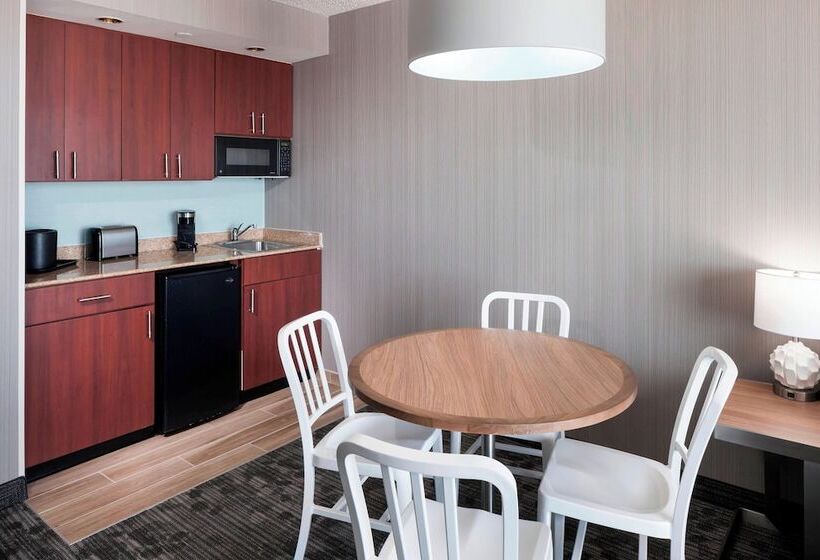 سوییت با چشم‌انداز دریا, Courtyard Virginia Beach Oceanfront/south