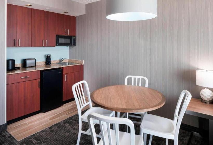 سوییت با چشم‌انداز دریا, Courtyard Virginia Beach Oceanfront/south