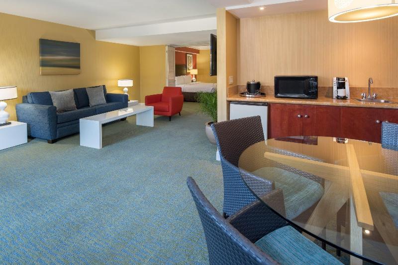 キングサイズベッドのスイートルーム, Crowne Plaza Cabana Hotel, An Ihg