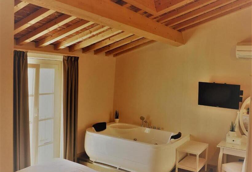 اتاق لوکس با وان آب گرم, Il Tiglio Jacuzzi&sauna