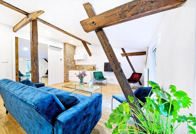 Люкс Deluxe Кровать Кинг, Cinema Apartments