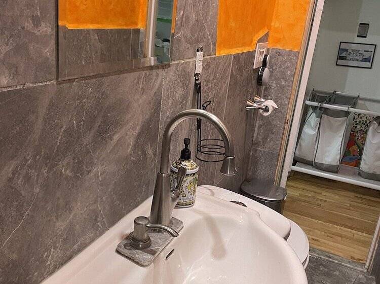 ルームシェアのワンベッド, Pied A Terre Mont Royal