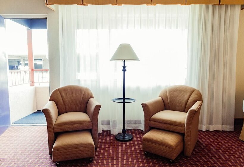 Трехместный Номер Стандарт с Балконом, The Durango Lodge
