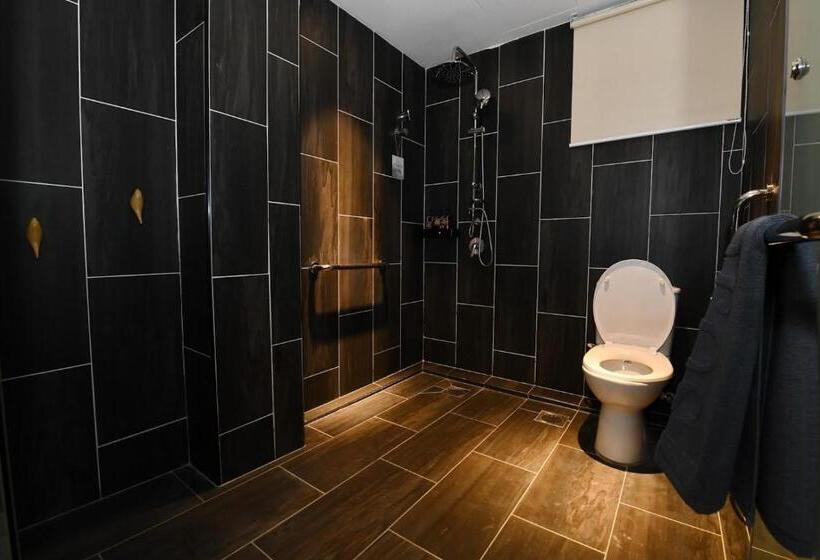 디럭스 룸 킹사이즈 침대, Sojourn Guest House