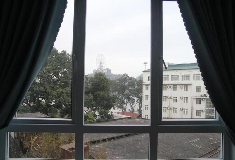 اتاق استاندارد چهارنفره با بالکن, Hoang Yen Guesthouse