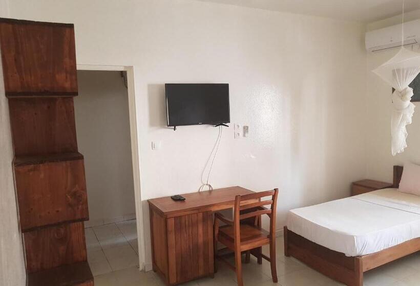 اتاق استاندارد سه نفره, Villa Ty Milyn Mazela Sa